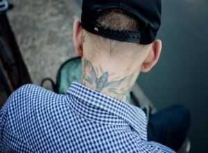 tatuaj aripi pe gat